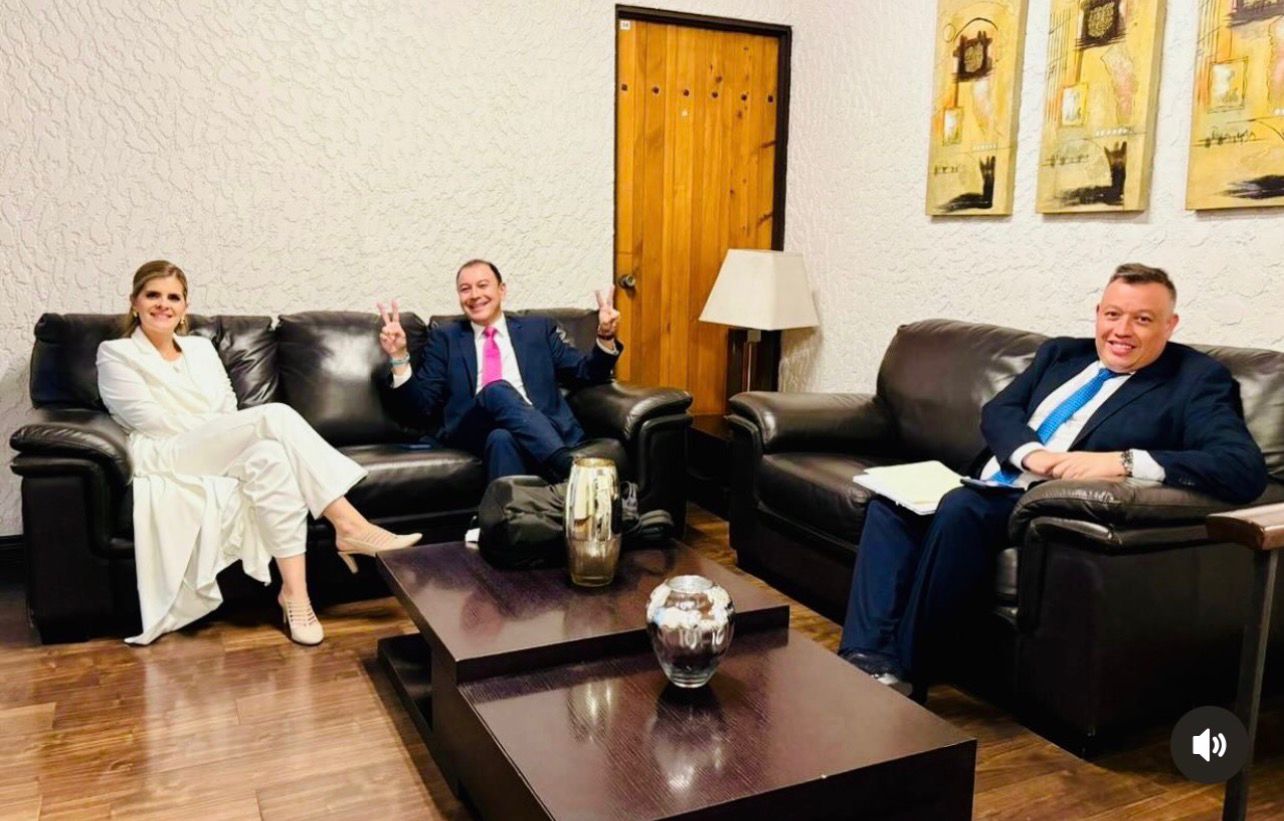 Tres personas sentadas en sillones en una oficina: a la izquierda, la presidenta electa Laura Fernández; al centro, el asesor de campaña Danny Quirós; y a la derecha, el vicepresidente electo Francisco Gamboa. La fotografía fue publicada en el Instagram de Quirós.